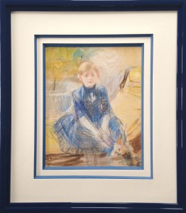 Encadrement pastel de Renoir avec double passe partout papier blanc cassé et biseaux anglais papier bleu. Baguette en bois vernis bleu foncé.